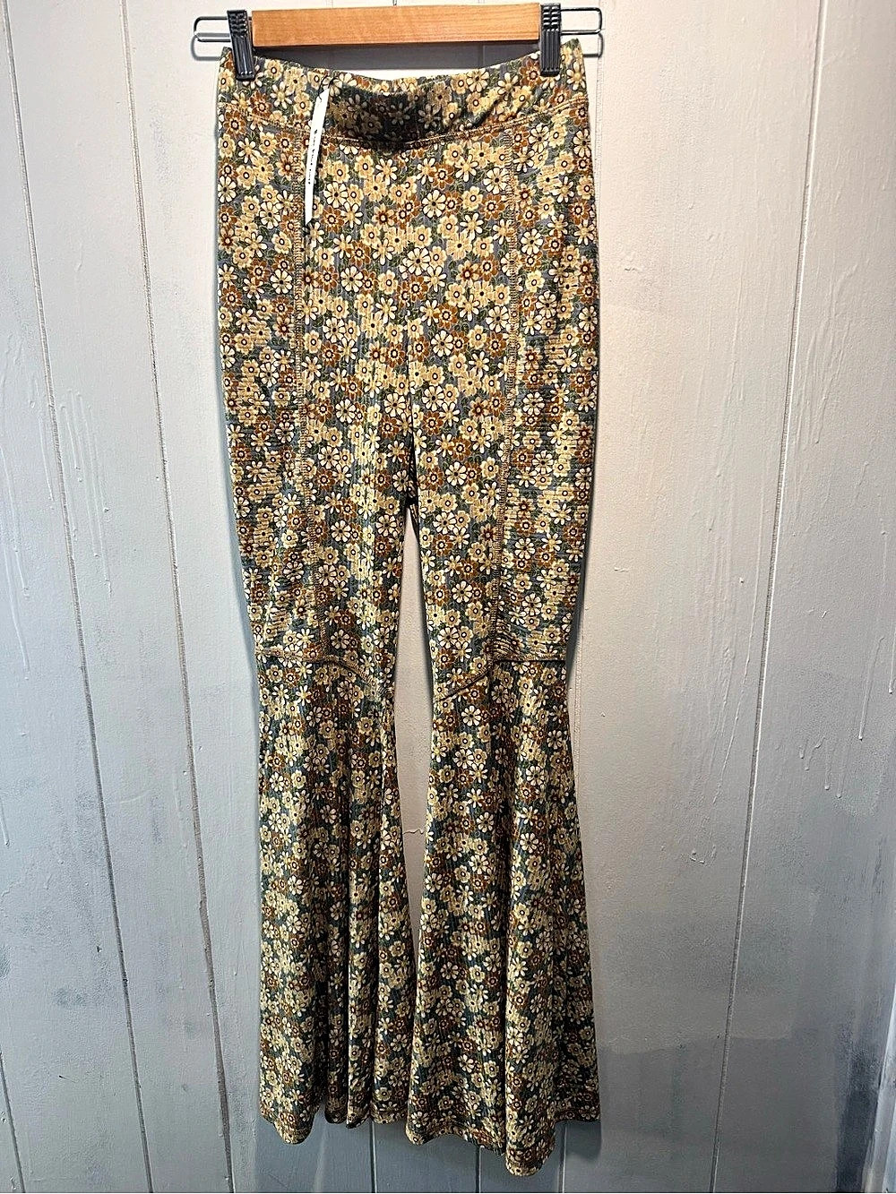 Three Birds Nest Floral Flare Pants in Khaki Size Small NWT